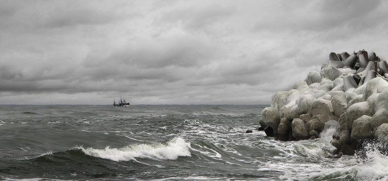 море, шторм, волны, корабль, зима Зимний промысел фото превью