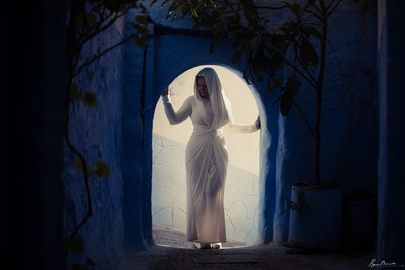 arch, blue, Morocco, chefchaouen, lady, woman, portrait  A Woman in the blue town фото превью