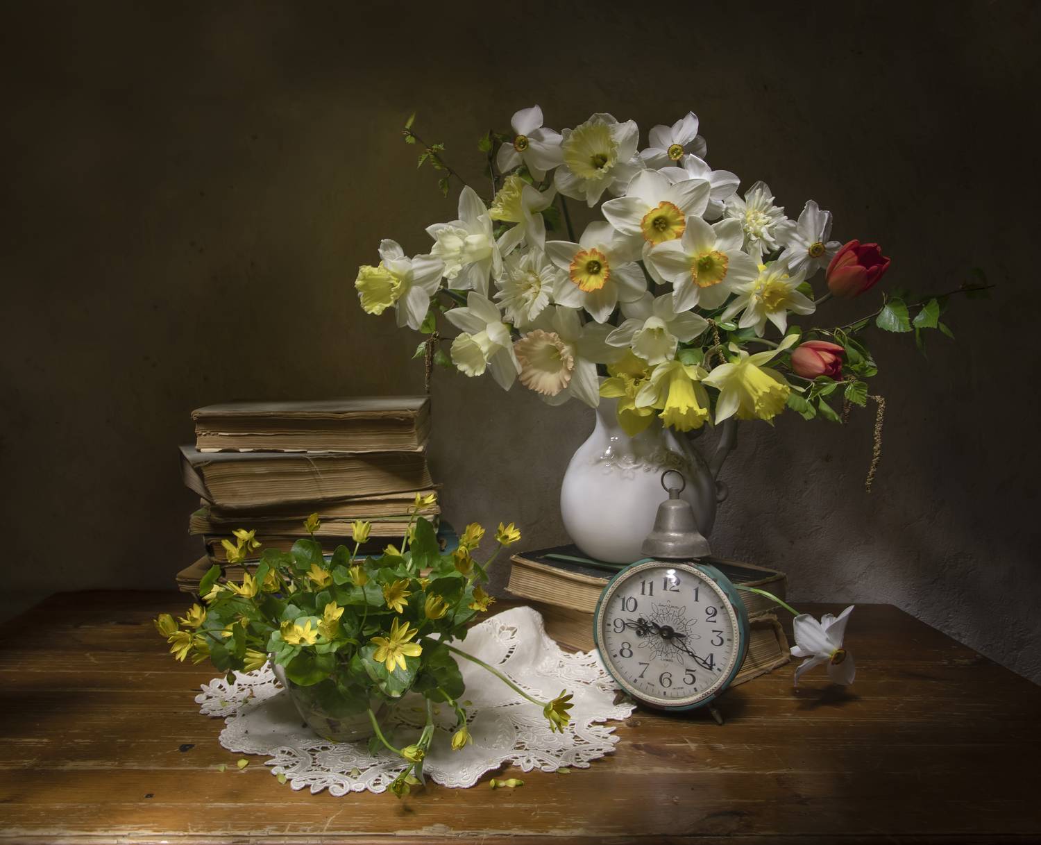 натюрморт, нарциссы, тюльпаны, книги, будильник, Феденкова Татьяна