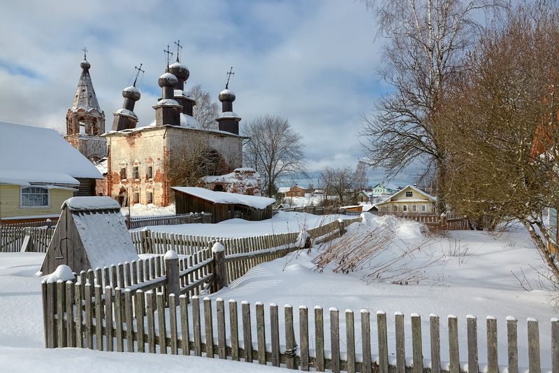 За невысоким забором фото превью