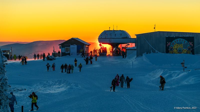 гора зелёная, зима, вечер, мороз, закат, горнолыжники, сноубордисты, подъёмник, сектор е, шерегеш, горная шория, сибирь Закат на горе Зелёной фото превью