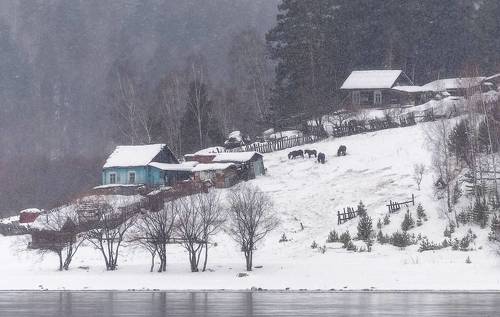 За рекой снегопад