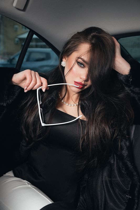 Portrait in the car фото превью
