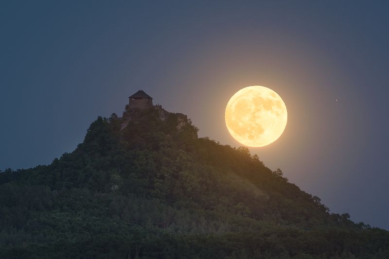 moon, night, castle, moonrise, stars, sky, moody, telephoto Moonrise фото превью