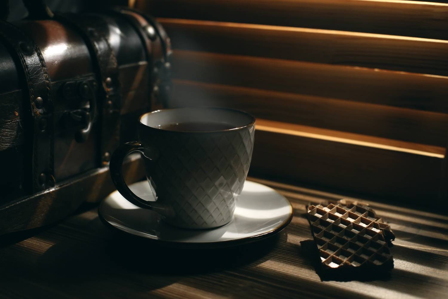 вафли, на столе чашка, пробивается свет, деревянные жалюзи, чай, чашка, жалюзи, свет, чашка чая, настроение, перекусить, натюрморт, Стасов Виталий