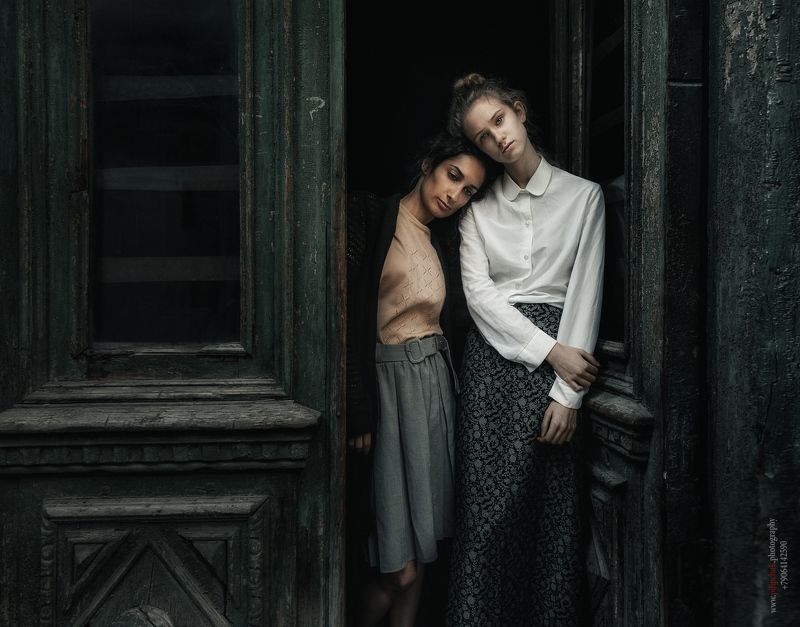 девушки, модель, тонировка, обработка, две модели, русские девушки, старые двери, винтаж,  Встреча фото превью