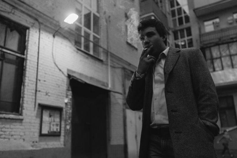 парень, курит, чб, чёрно-белое, фото, свет, контровый, композиция, углы, улица, подъезд,  Улицы фото превью