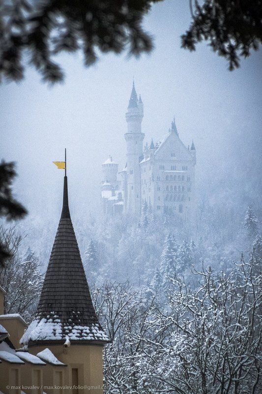 germany, hohenschwangau, neuschwanstein, blue, castle, flag, fog, forest, snow, tower, turret, winter, германия, нойшванштайн, хоэншвангау, башенка, башня, замок, зима, лес, синий, снег, туман, флаг Зимний сон фото превью