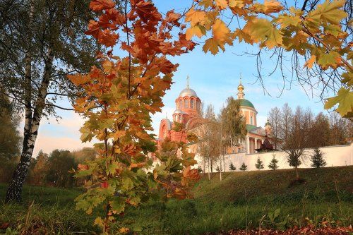 В венке из кленовых листьев