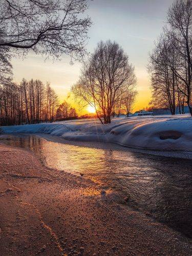 Солнца свет несет река на прощанье февраля...