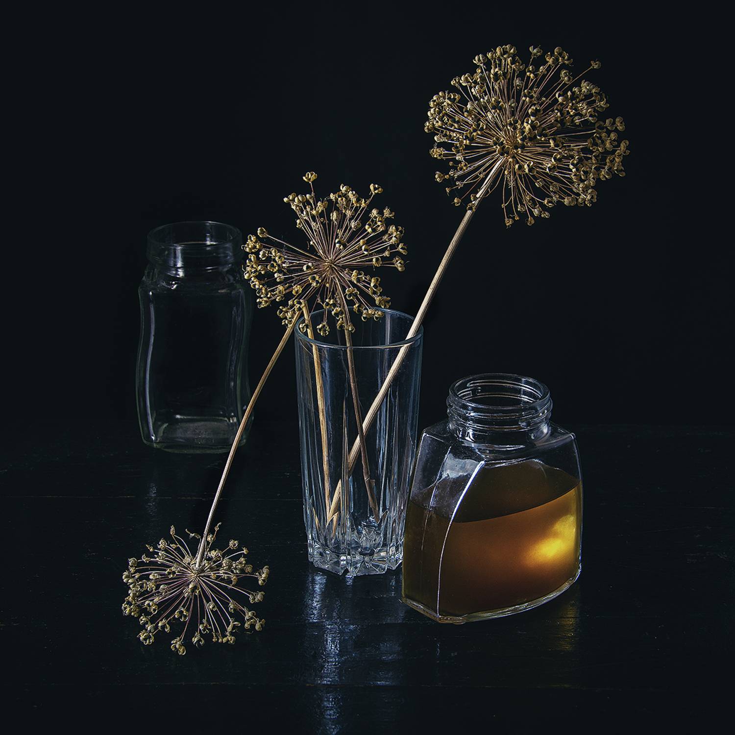 стакан, две банки, сухоцветы, Баг Алексей