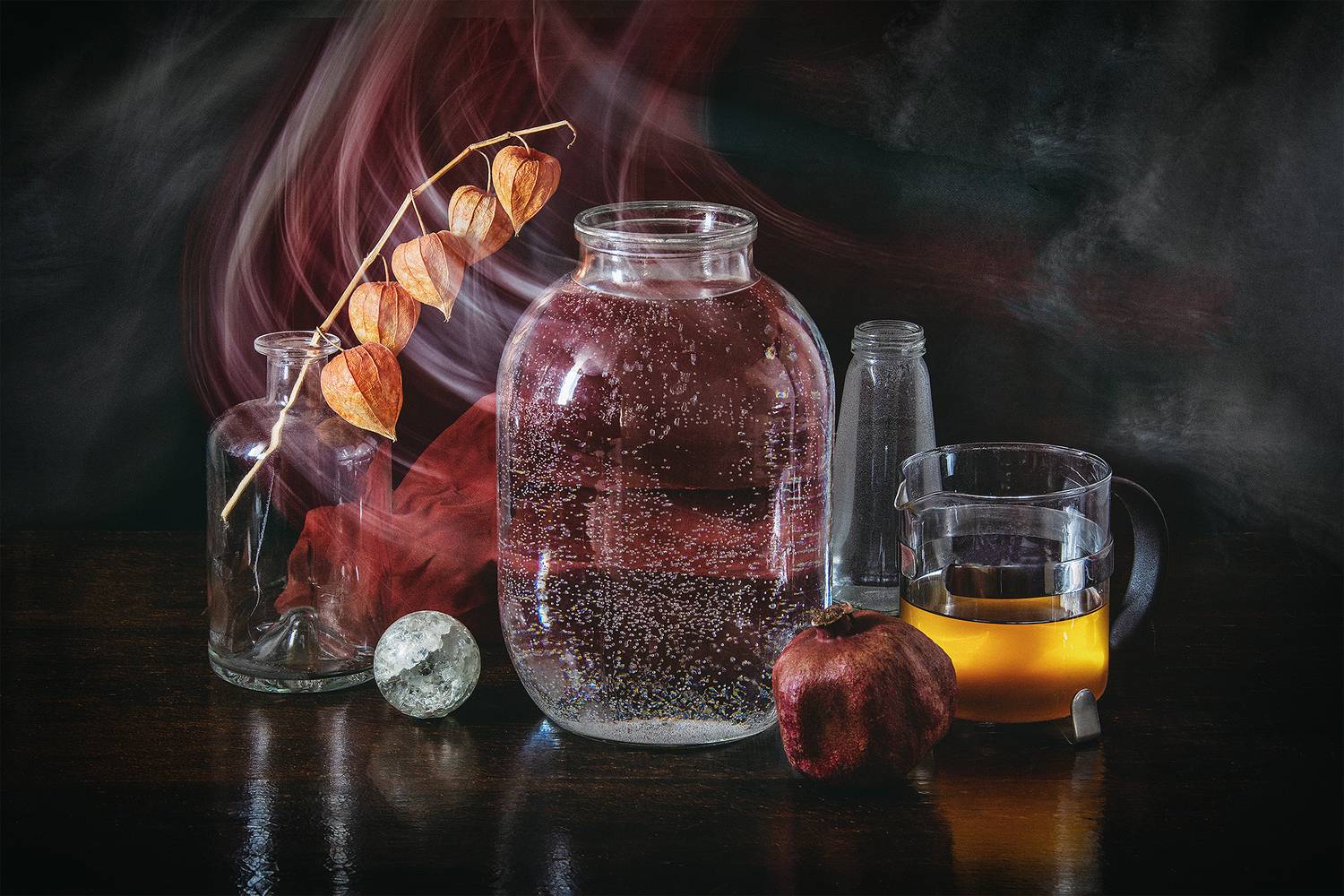 банка, бутылка, заварной чайник, гранат, физалис, стеклянный шарик, вода, Баг Алексей