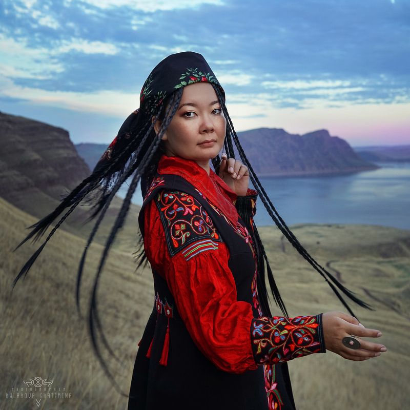 горы, степи, оглахты, хакасия, народы, традиции, народный костюм, красный, закат Образ Хакасии фото превью