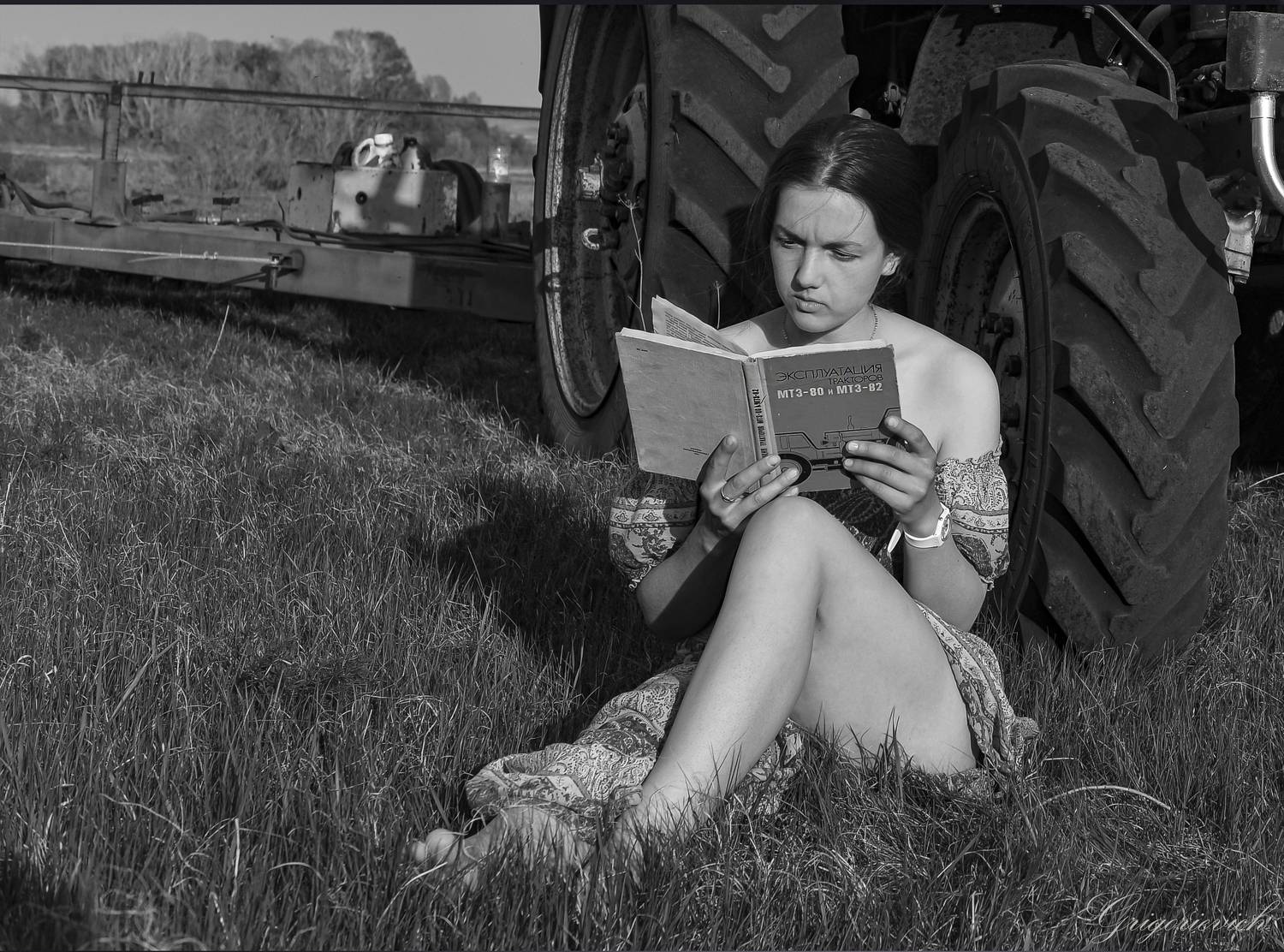 девушка. портрет. красота. глаза. улыбка трактор книга, Урасов Олег