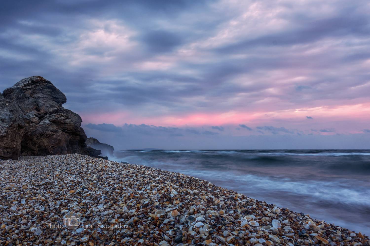 тучи, синий час, ракушки, ракушечный пляж,  природный парк караларский,  прибой, побережье,  пейзаж, отдых у моря,  небеса,  крым, закат, дикий пляж,  генеральские пляжи, волны, вечер, бухта, берег, азовское море, август, sony rx100, sony rx photo, live f, Сарапулов Игорь