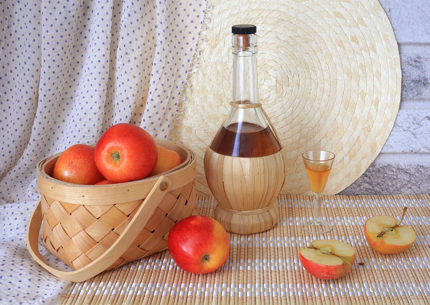 Корзинка, яблоки, бутылка, вино, рюмка, циновка, Галина Лоскутова