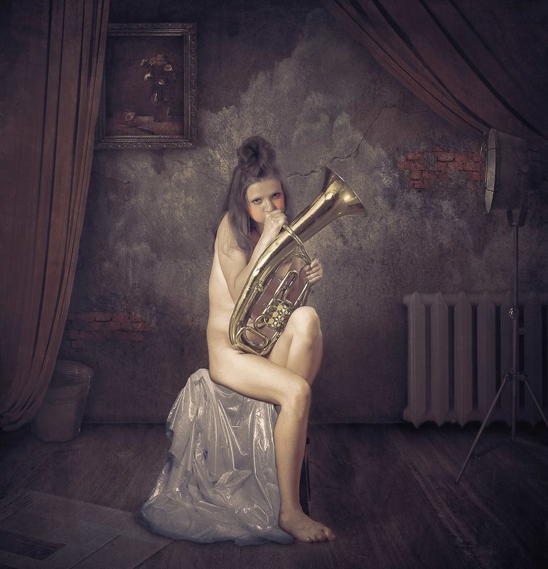 Дующая в трубу/Blowing into a trumpet фото превью