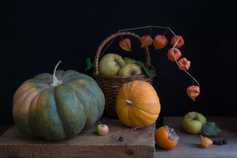 Тыквы, яблоки и физалис фото превью