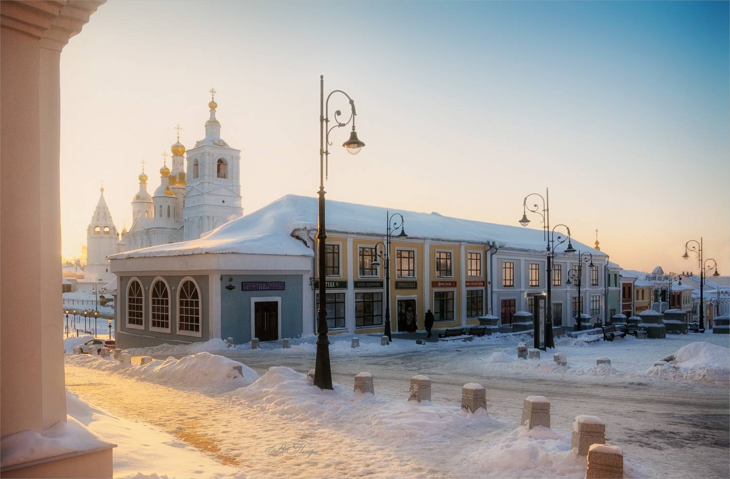 улица фонари люди церковь колокольня, Вера Петри