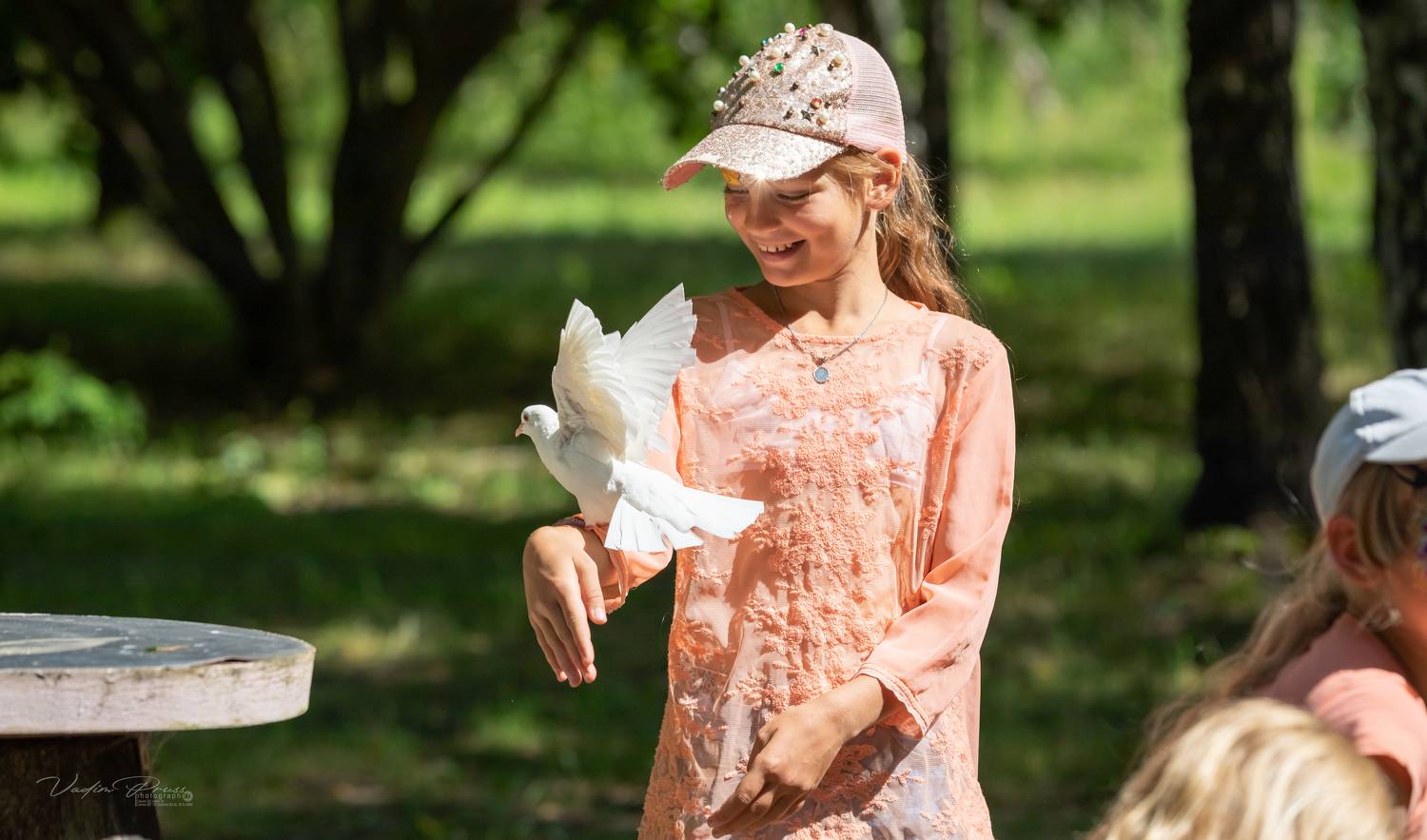 девочка, голубь, птица, настроение, ребёнок, парк, позитив, улица, фотография, Свирин Вадим, Россия, Мамоново, girl, pigeon, bird, mood, child, park, positive, street, photograph, Svirin Vadim, Russia, Mamonovo, Vadim Svirin