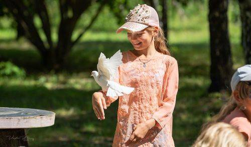 Девочка и голубь.