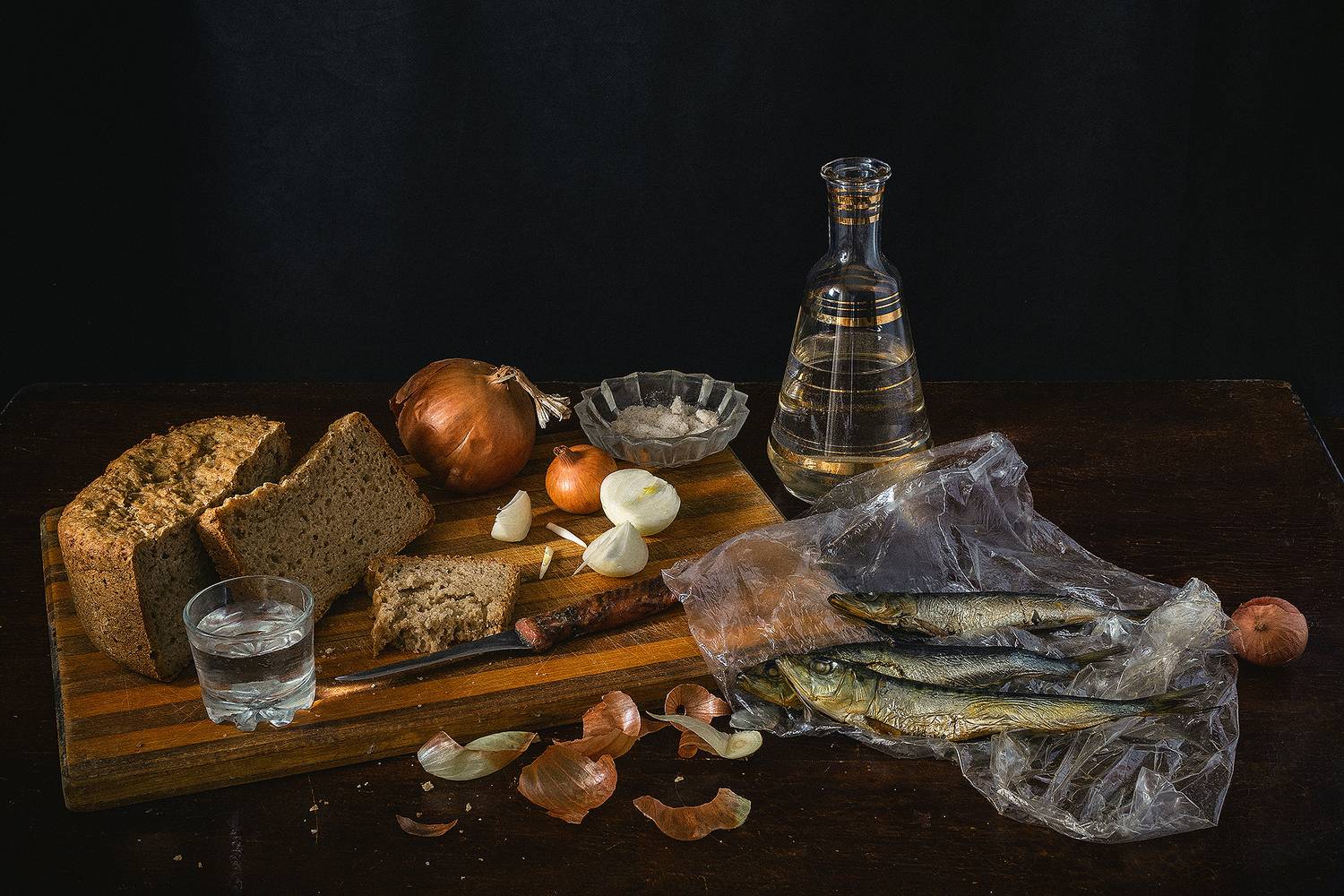хлеб, лук, стопка, графин, нож, разделочная доска, Баг Алексей