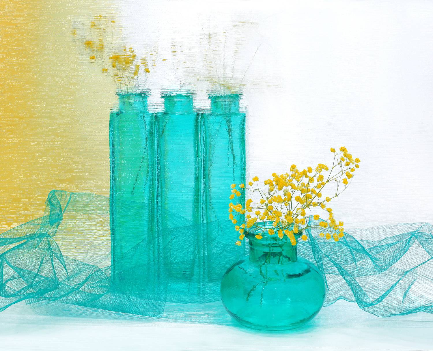 Стеклянная ваза, драпировка, гипсофила, желтый, зеленый, складки, белый фон, Галина Лоскутова