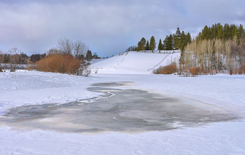 весна апрель снег мороз деревья река горка церковь Весенний месяц апрель фото превью