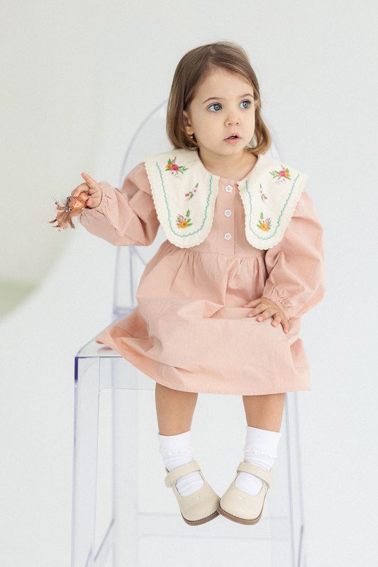 девочка на стуле, портрет в студии, съемка в студии, съемка с естественным светом, детский портрет, портрет ребенка, фотограф дети, модельные тесты Майя фото превью