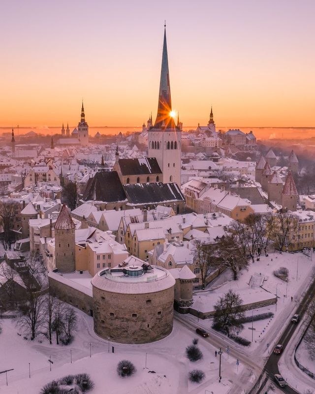 #visitestonia, #tallinn, #tallinngram, #dronephotography, #dronelife, #dronepilot, #dji, #droneoftheday, #cityscapes, #skyline, #sunset, #sunsetlovers, #sunsetphotography, #cityskyline, #beautifuldestinations, #rooftops, #traveldestination, #highabove, #s --- фото превью