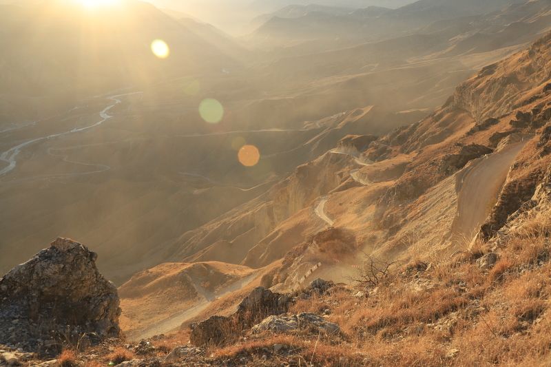 солнце, лучи, дымка, подъем, гора, склон, камни, дорога, закат Дагестан. Подъем в солнечной дымке фото превью