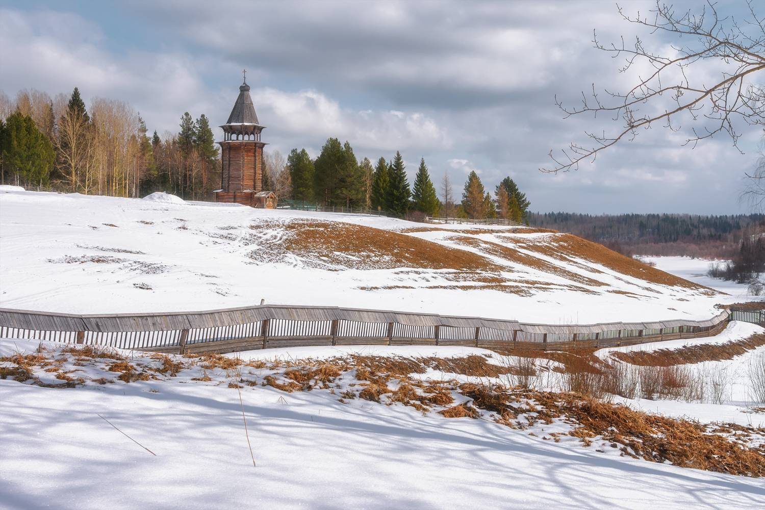 весна, апрель, снег, весенний, деревья, горка, церковь, забор, ограда, Вера Ра