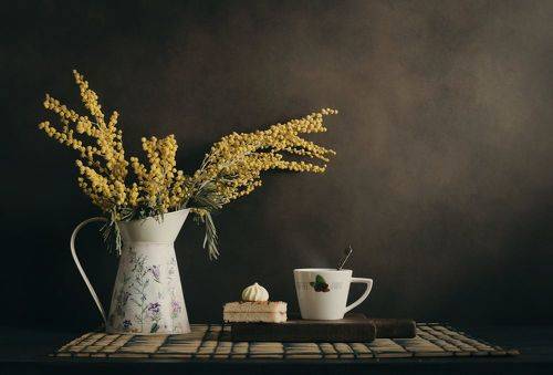 Чашка кофе и мимоза