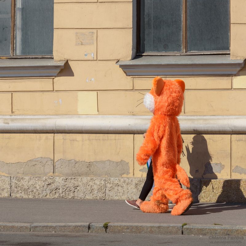 стрит фото,  уличная фотография, стрит, репортаж, люди, санкт-петербург Тень женщина-кошка. Интеграция тени. фото превью