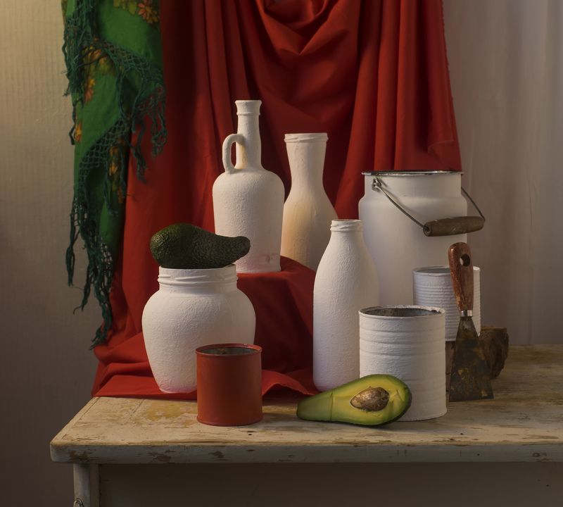 С белыми бутылками и авокадо. фото превью