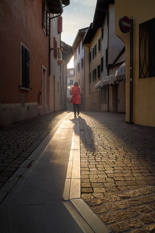 Anime solitarie al tramonto - Pordenone vicolo del Forno фото превью