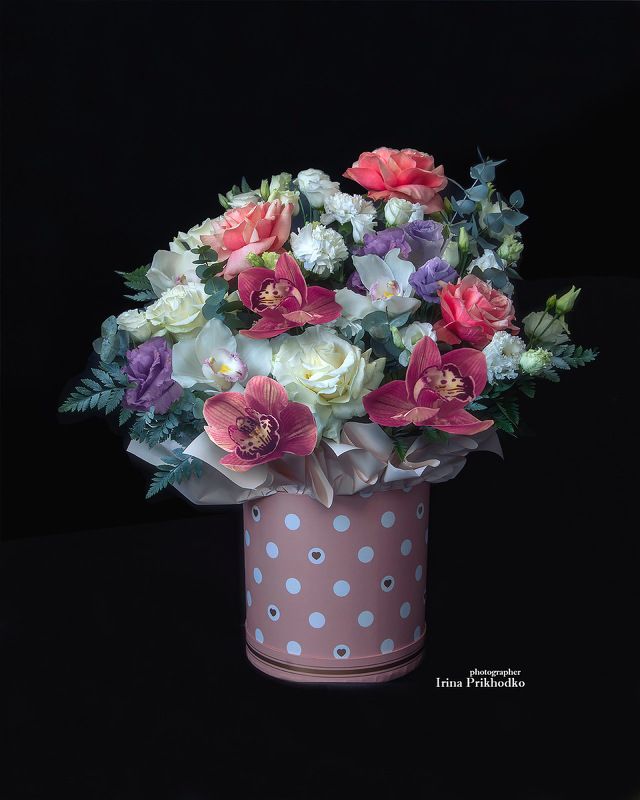 цветы, букеты, черный фон Праздничный букет в коробке фото превью
