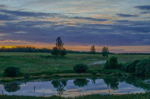 Возвращаемся по полевым дорогам с фото сьемки и ... Маленькое озеро ( фактически лужа. но рыбак в левом нижнем сидит) А краски неба завораживают.... Вот ради таких минут и бороздишь просторы ...