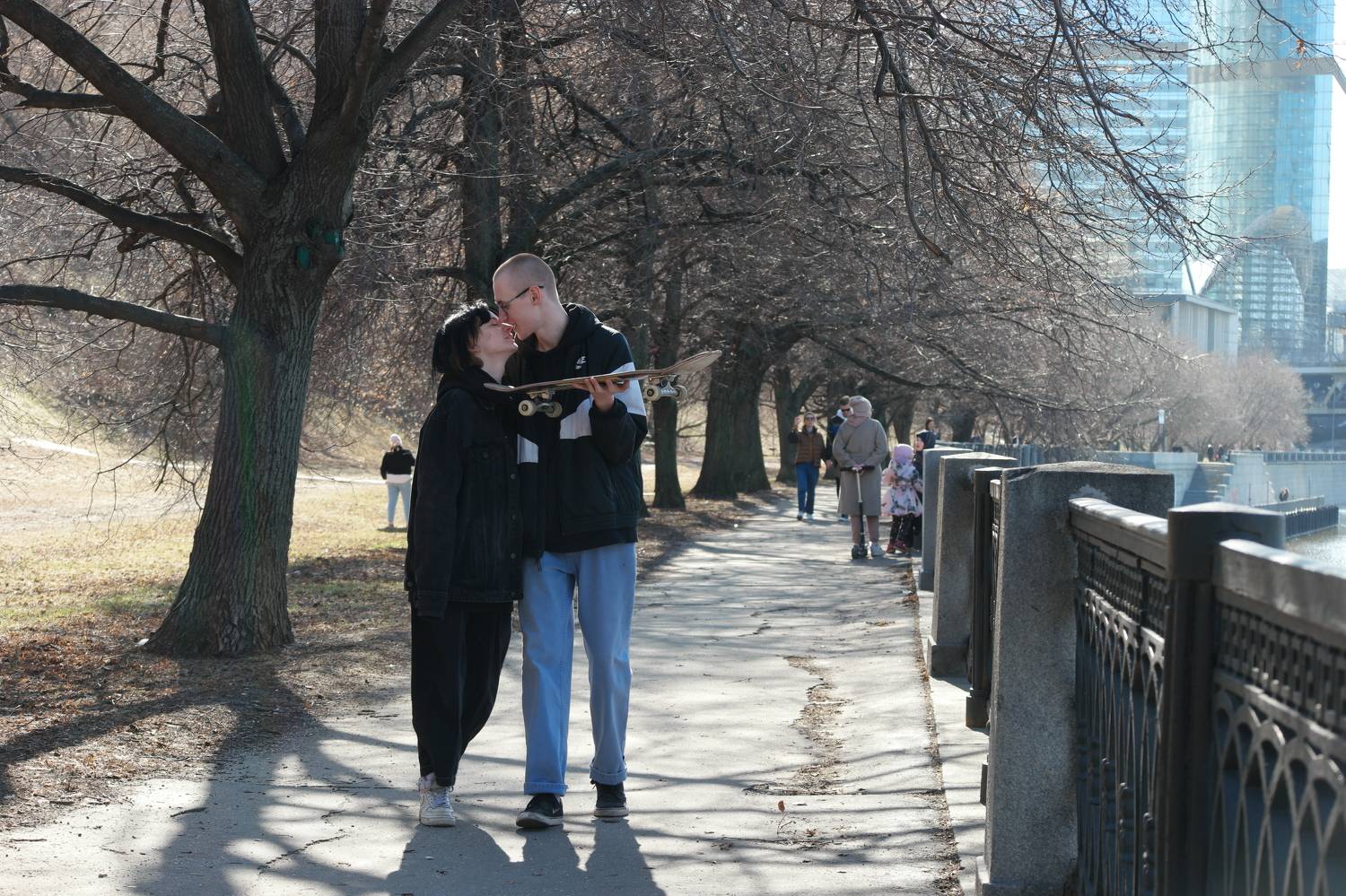 поцелуй, скейтборд, весна, набережная, Тараса Шевченко, голые деревья, Дмитрий Ткаченко