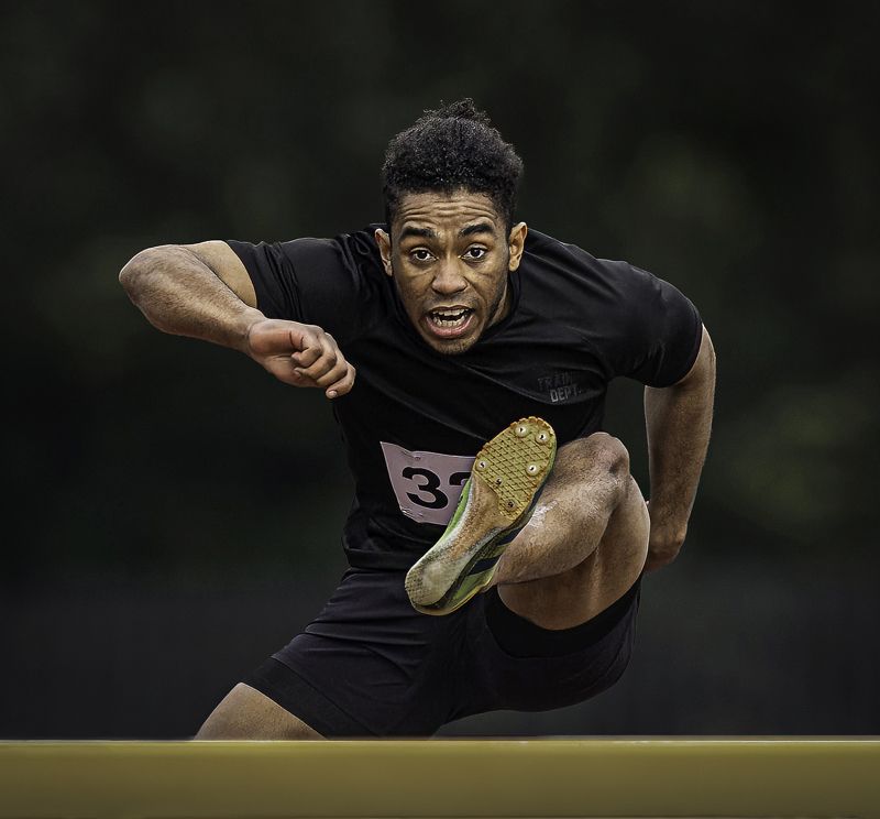 Chris Grimes Hurdling  for gold фото превью