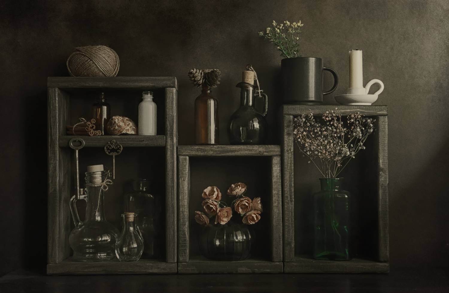полки, винтаж, скромная посуда,  в помещении, бутылка , полка,  банка,  дерево,  старый,  фотографвиталиястасов,  натюрморт, натюрморт,  авторское фото, натюрморт,  фотохудожник,  натюрморт,  фотонатюрморт, полки,  сосуды,  цветы,  винтаж,  вещи,  деревян, Стасов Виталий