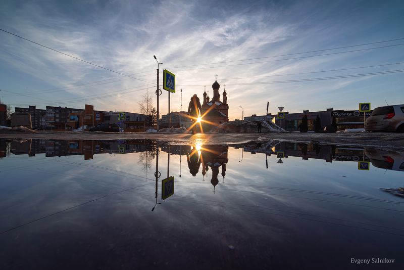 отражение лужа весна город солнце голубое небо закат Отражения весны в спальных районах фото превью