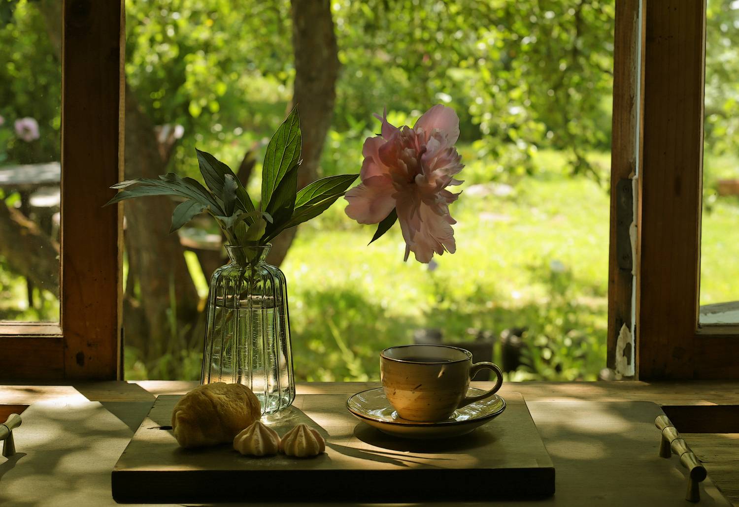 цветок,  стол,  чашка, кофе,  день, июнь, в помещении,  ваза,  свежесть,  окно,  кофе, напиток,  кофейная, чашка,  растение,  натюрморт,  тульская область,  пионы,  чашка чая,  натюрморт,  кофе,  чашка , блюдце,  кофейная тема, Стасов Виталий