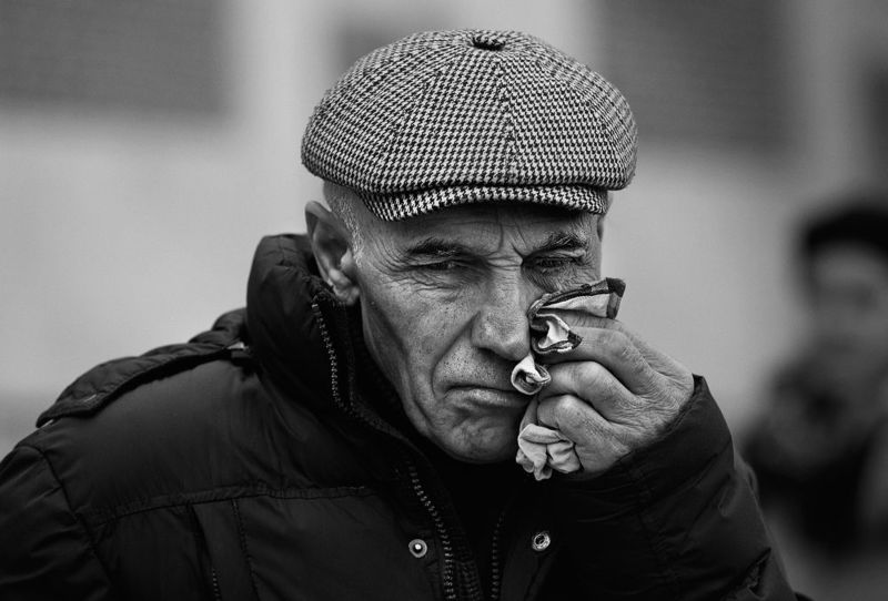 чб фото, уличный мужской портрет, прохожие  фото превью