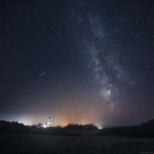 Млечный путь и метеор над таёжной лаврой