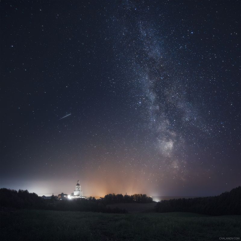 Млечный путь и метеор над таёжной лаврой фото превью