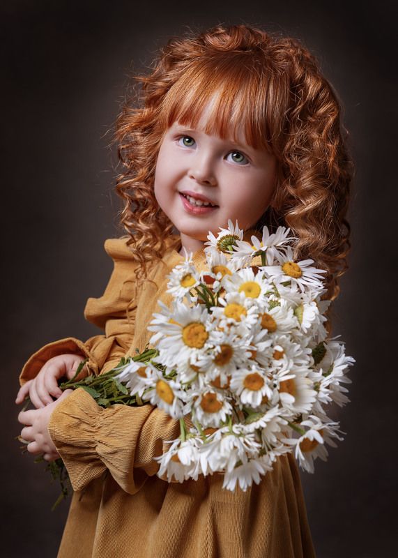 Девочка с ромашками. фото превью