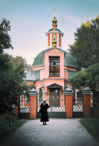 У церкви