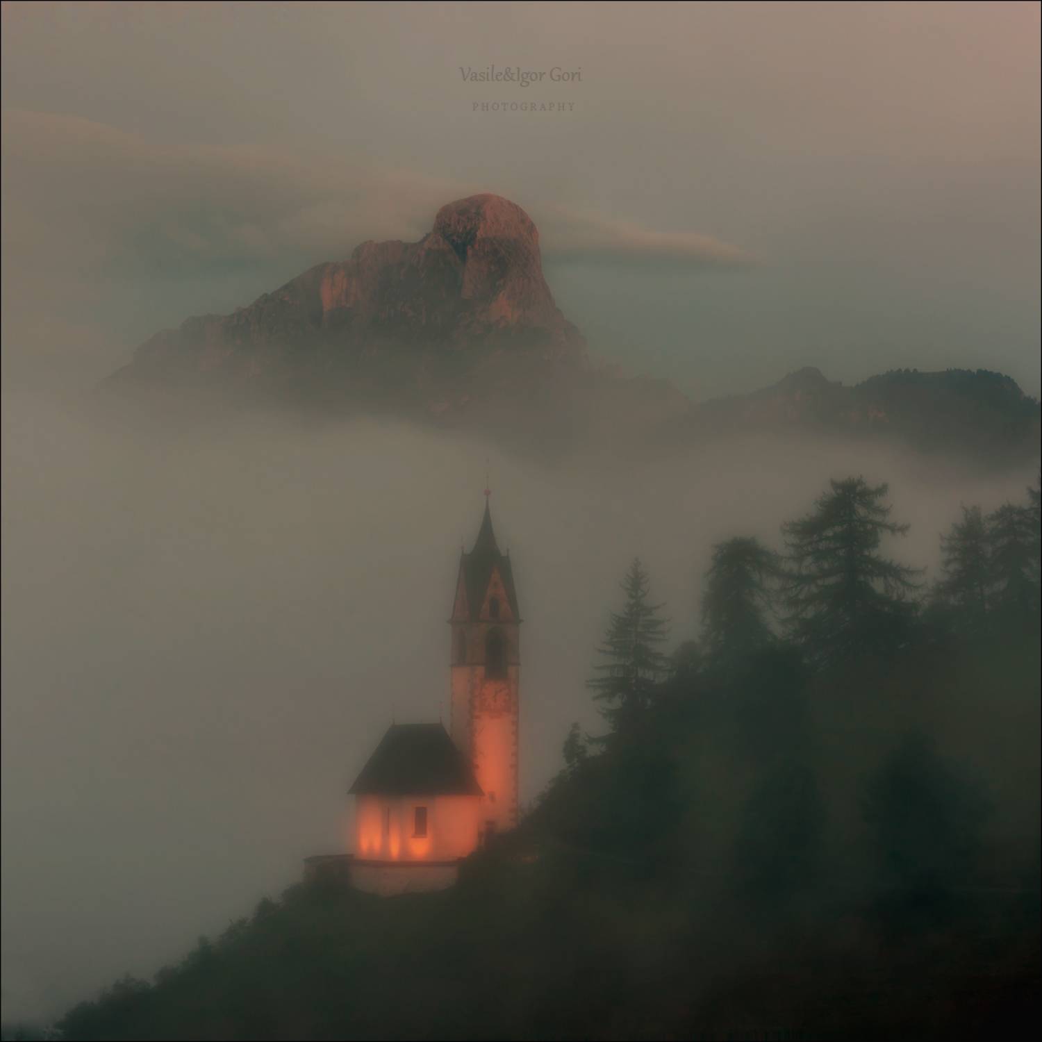 доломитовые альпы,tolpei,деревня,осень,mountain,италия,alps,santa barbara,церквушка,morning,colors,аlpine church,fog, Гори Василий