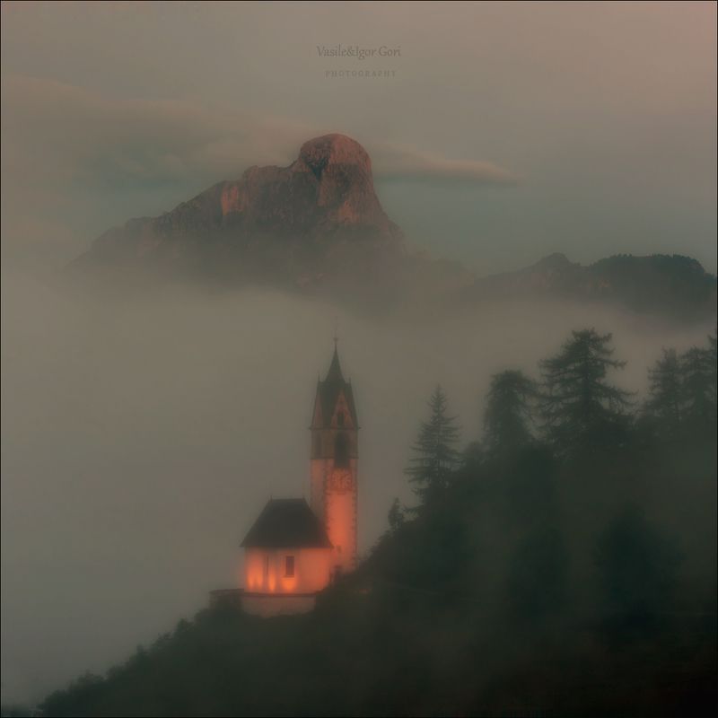 доломитовые альпы,tolpei,деревня,осень,mountain,италия,alps,santa barbara,церквушка,morning,colors,аlpine church,fog Phantasmagoria фото превью